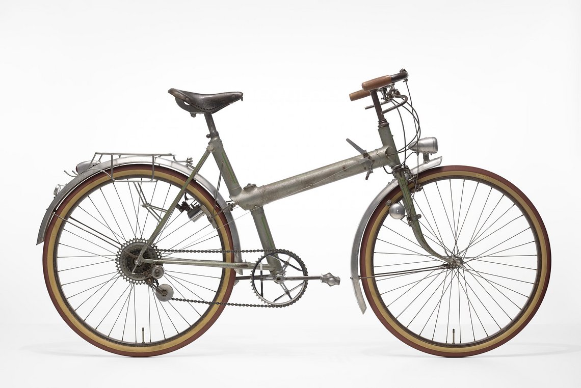 velo - Une exposition à Munich, Allemagne - Le vélo - objet de culte - objet de design AHR0cHM6Ly9mb3Rvcy5yZW5ucmFkLW5ld3MuZGUvZjMvNS81NjMvNTYzNjk1LWUwNXRodWgyejg5Yi0xNF9famFjcXVlc19zY2h1bHpfZnVuaWNvbG9fMTkzNV8zN19zY2FsZWQtb3JpZ2luYWwuanBn