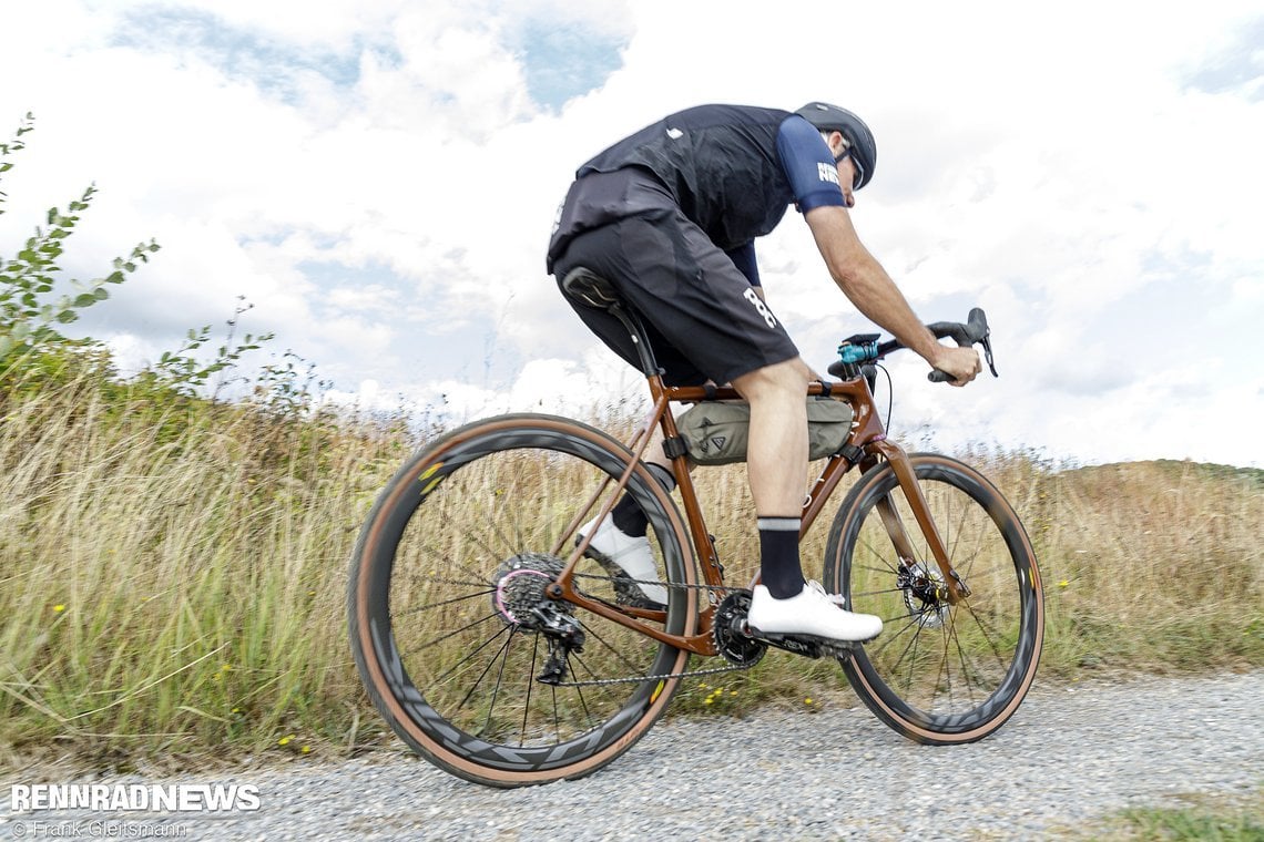 Einen richtigen Aha-Effekt bringt der Einsatz der Ergon CF Allroad Pro Carbon Sattelstütze.