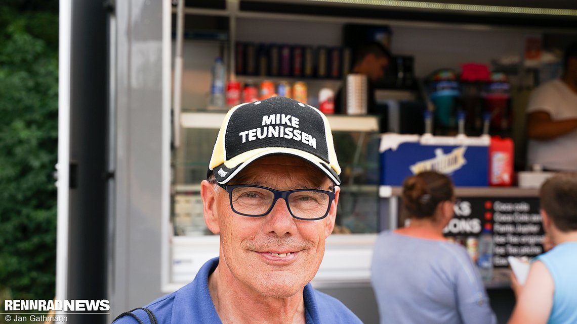 Die Mütze des Tages: Thijs van Asten ist schon seit 17 Jahren Supporter von Mike Teunissen. Der Anfahrer von Dylan Groenewegen gewann heute die erste Etappe der Tour 2019