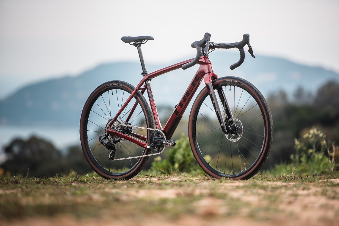 Das Trek Checkpoint SL6 eTap ist das günstigste Bike in unserem Vergleichstes von 4 Gravel Bikes mit Federung