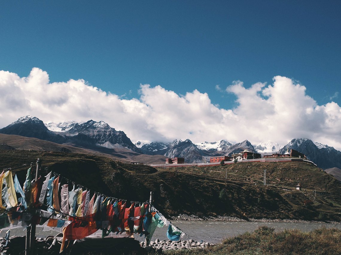 Ein Kloster bei Ganzi, Sichuan, mit Gangga Bergmassiv im Hintergrund.