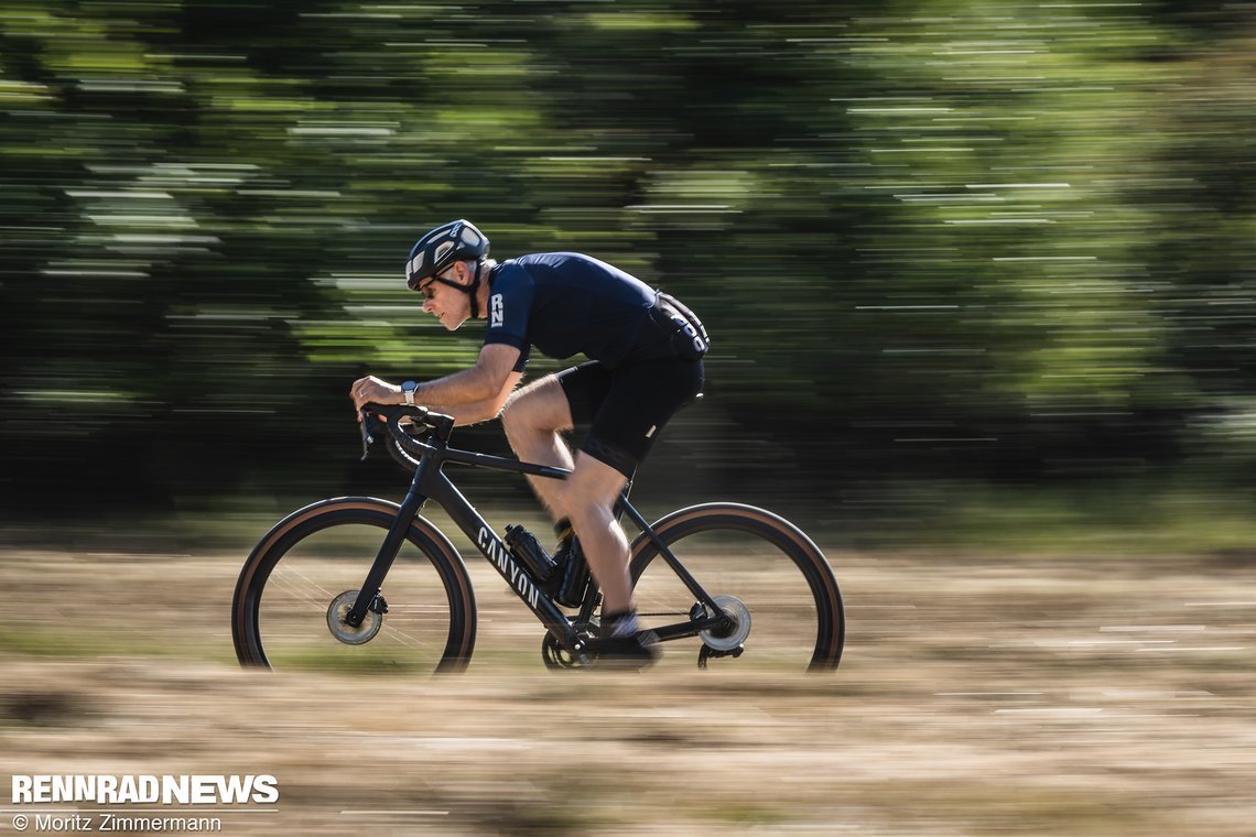 Auch Bike, denen nicht das Race Gravel Etikett anhaftet, können sich natürlich zum Schnellfahren auf Schotter empfehlen. Die Grenze zu Allroad-Rennrädern– Übersicht folgt – ist fließend.