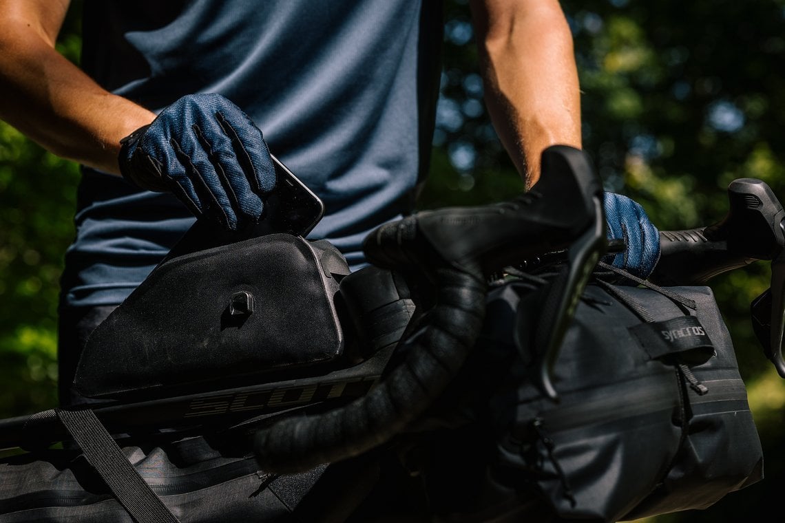 Die Oberrohr-Tasche kann bei vorhandenen Befestigungsmöglichkeiten direkt am Rahmen angeschraubt werden.