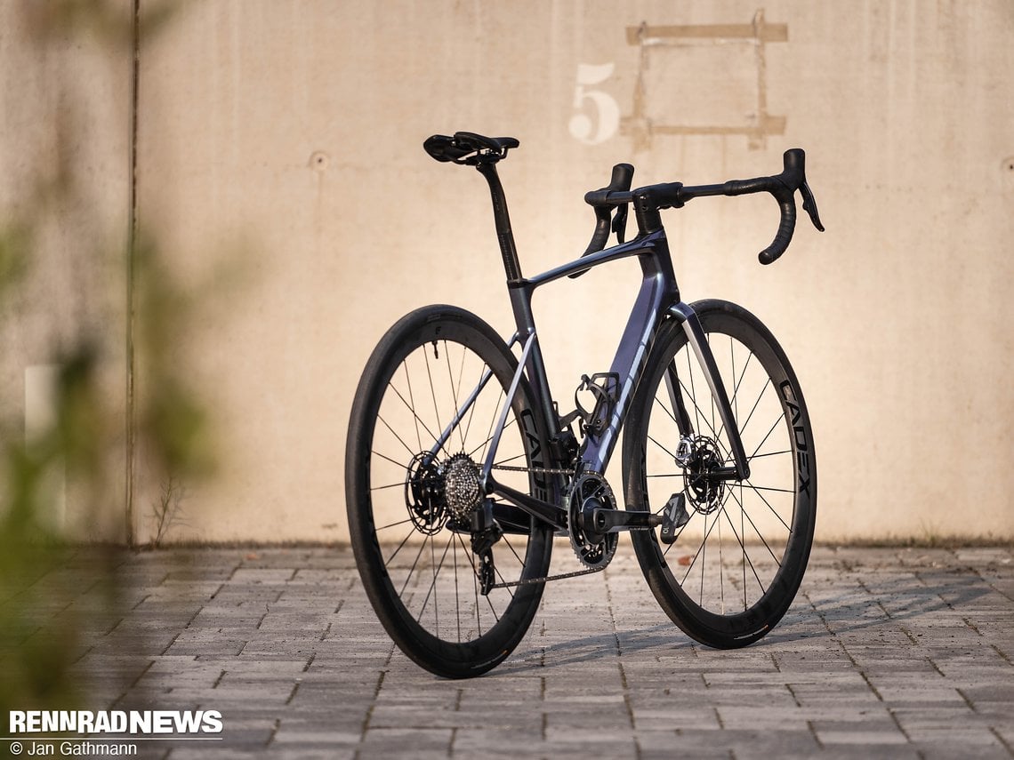 Passend zum Wettkampfgewicht ist die Sitzposition auf dem neuen Defy Advanced etwas sportlicher als beim Vorgänger.