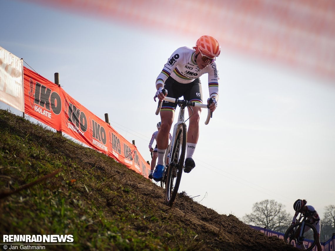 Weltmeisterin Sanne Cant wird in Hoogerheide noch Dritte, nachdem sie sich vorher zurückhielt