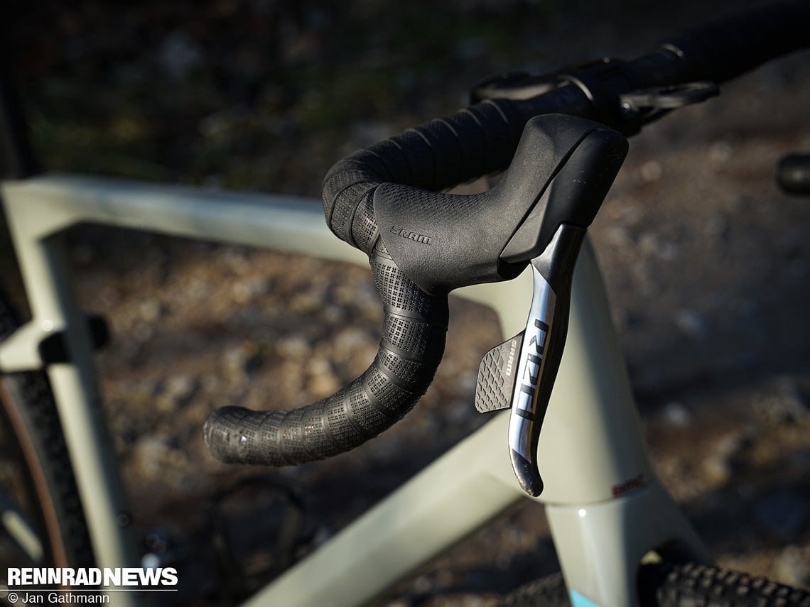 Links runter, rechts hoch – die SRAM Red eTap AXS-Hebel machen das Schalten der 1x12 Gänge zum Kinderspiel ...