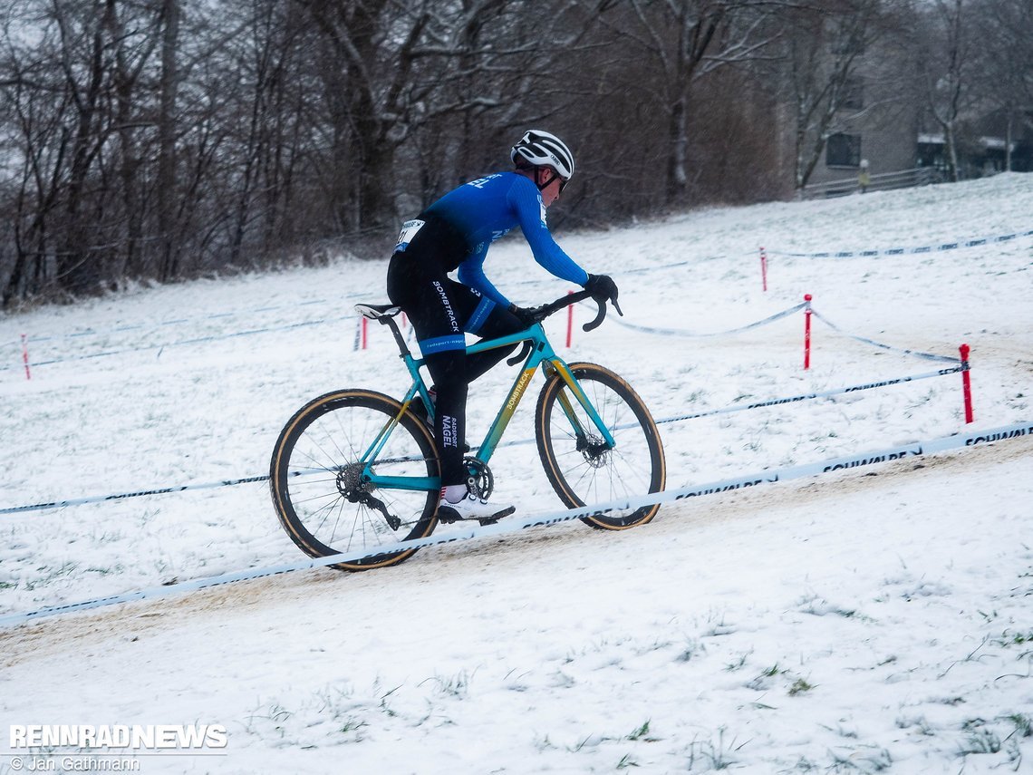 Bombtrack Tension C in anderer Lackierung auf der Strecke.