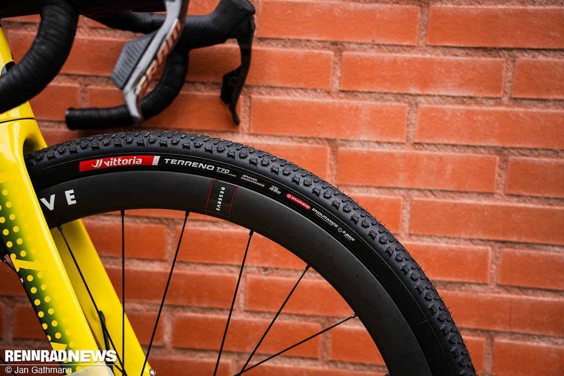 Vorne setzt Vos auf den Vittoria Terreno T70 mit starker Profilierung.