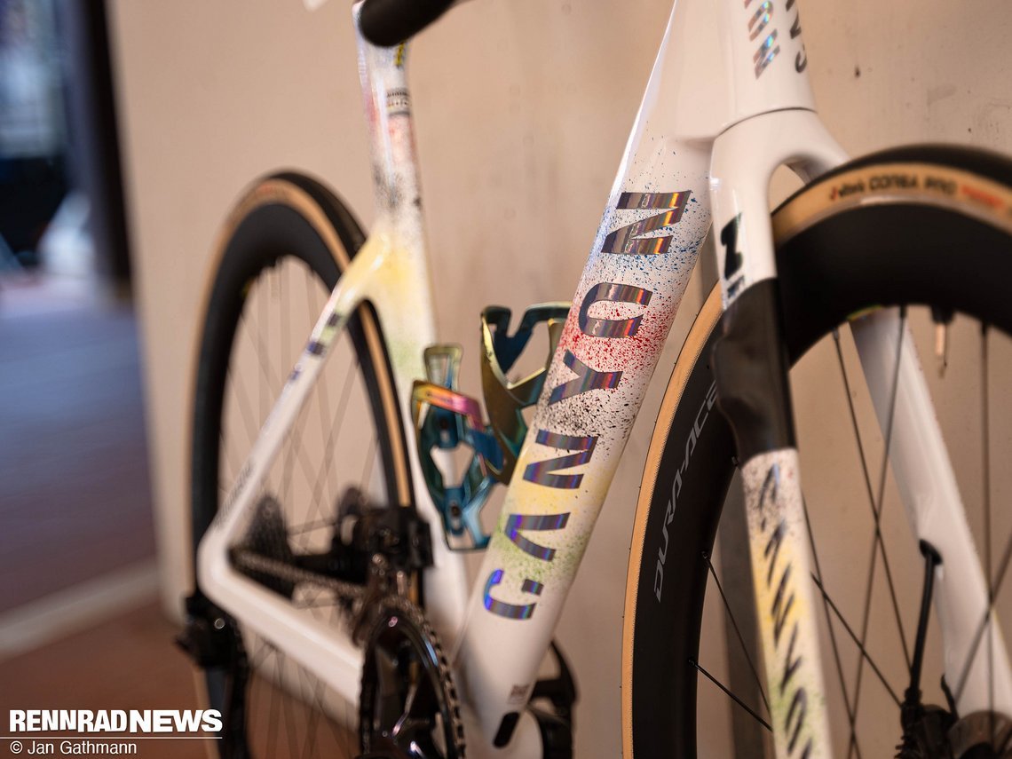 Schillernder Weltmeister Lack am Canyon Aeroad CFR von Mathieu van der Poel bei der TdF '24.