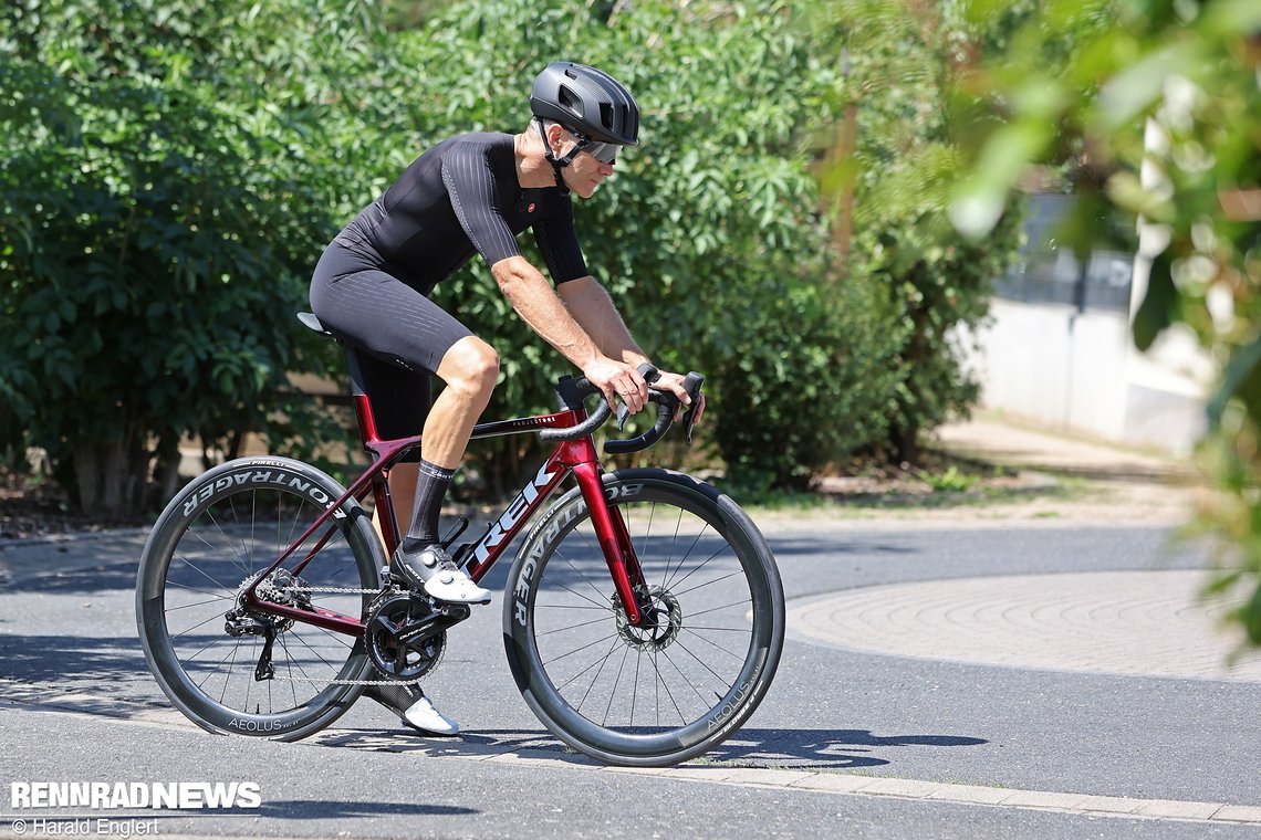 Der Einteiler sitzt noch etwas besser als die zweiteilige Kombi aus Bib Shorts und Jersey