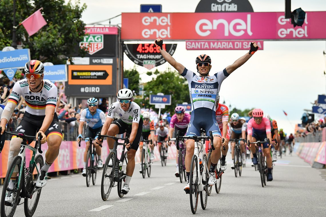 Der Moment, in dem Pascal Ackermann zurück ins Maglia Ciclamino fährt