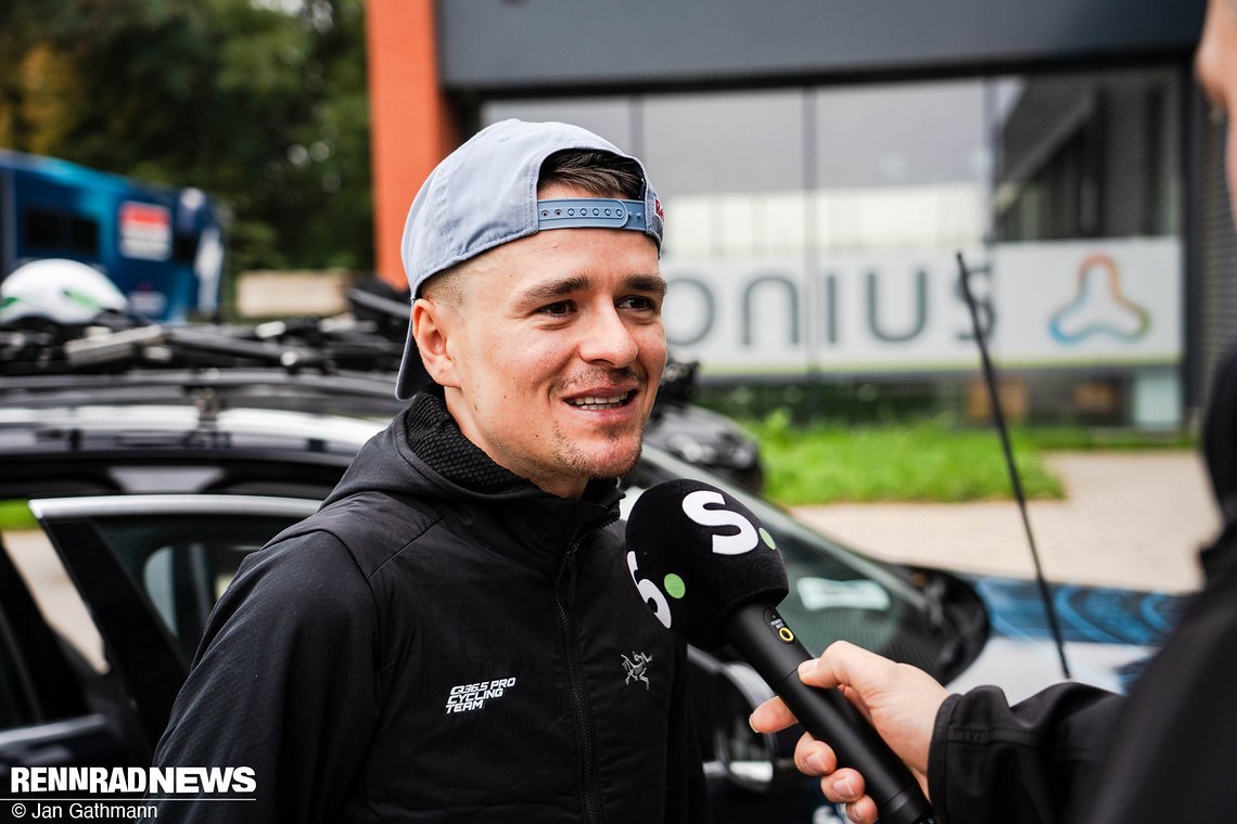 Pidcock kam direkt von der Lombardei Rundfahrt in die Pits der Gravel WM, wo er sein Wettkampf-Bike zum ersten Mal in Augenschein nahm.