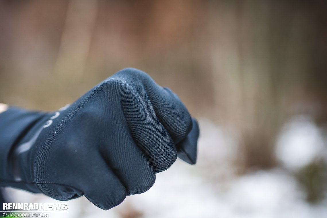 Beim Faustballen schränkt der Stretch-Stoff die Bewegungsfreiheit nicht ein