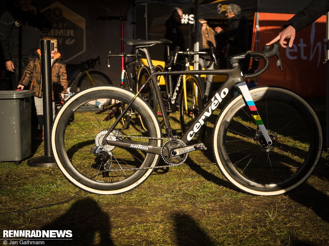 Am Eingang der Wagenburg konnten wir das Cervélo R5 CX im Weltmeisterdesign von Marianne Vos ins Licht setzen.