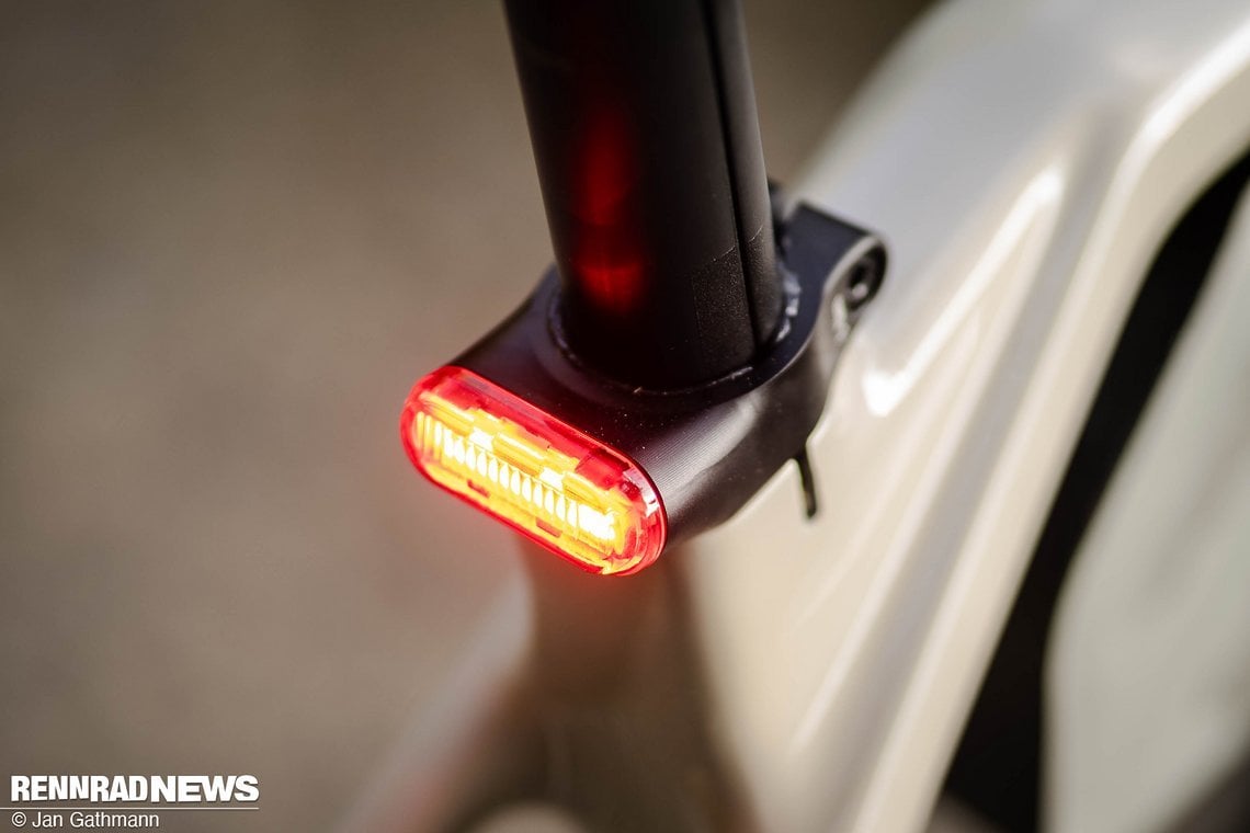 Am Heck strahlt ein Lupine C14 Rücklicht, das in die Sattelklemme integriert ist.