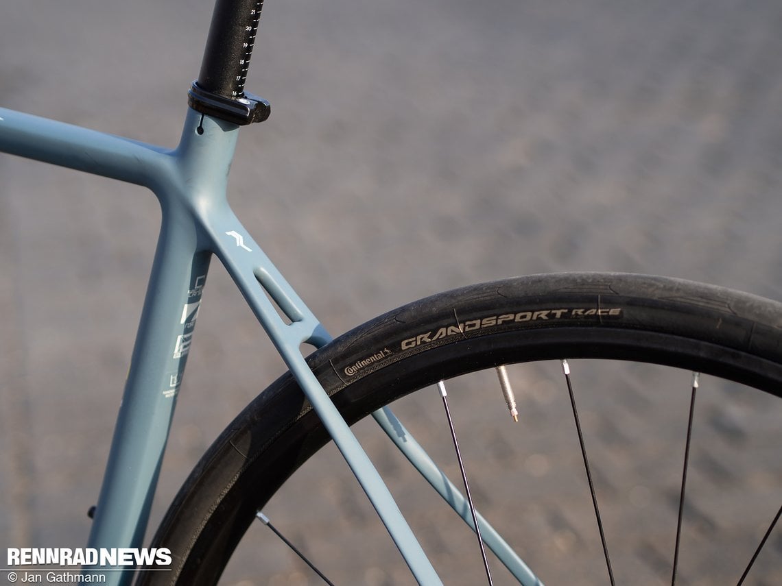 Abgeflachte Sitzstreben und 28 mm breite Continental Grandsport-Reifen sorgen für ordentliche Dämpfung.