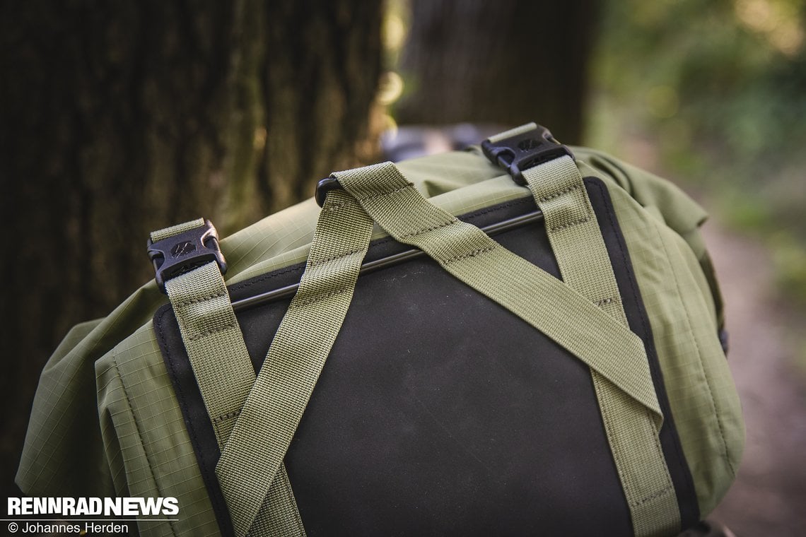 Mit diesem horizontalen Steg wird die Tasche am Rack befestigt.