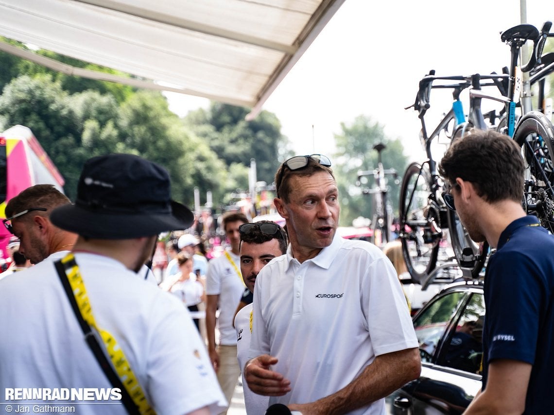 Auch Jens Voigt informierte sich als Eurosport-Experte am Stand über das Rad.