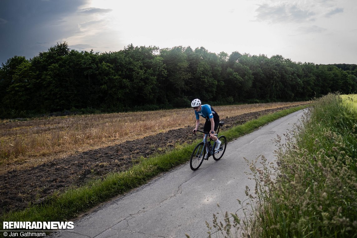 Über den typischen Straßenzustand kann man einfach hinweglächeln.