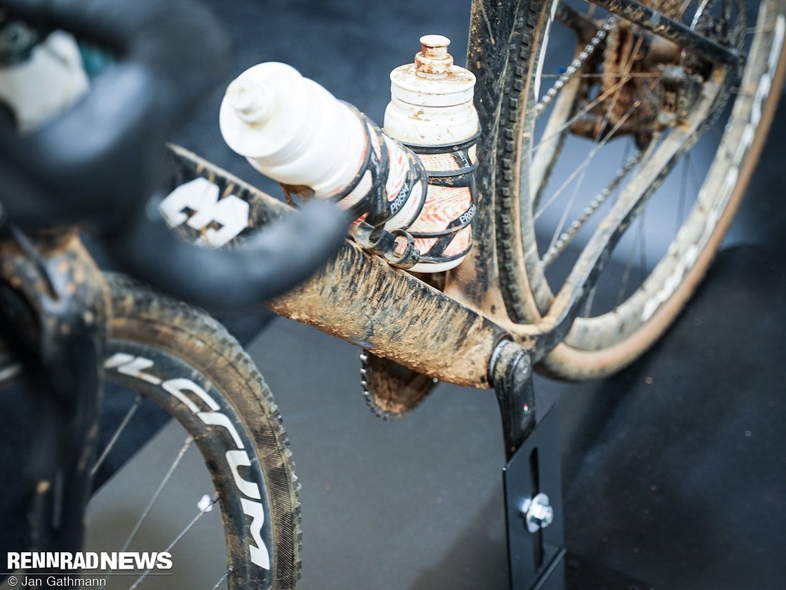 ...Staub der Gravel Pisten in Tansania verdeckten den Aero-Carbonrahmen.