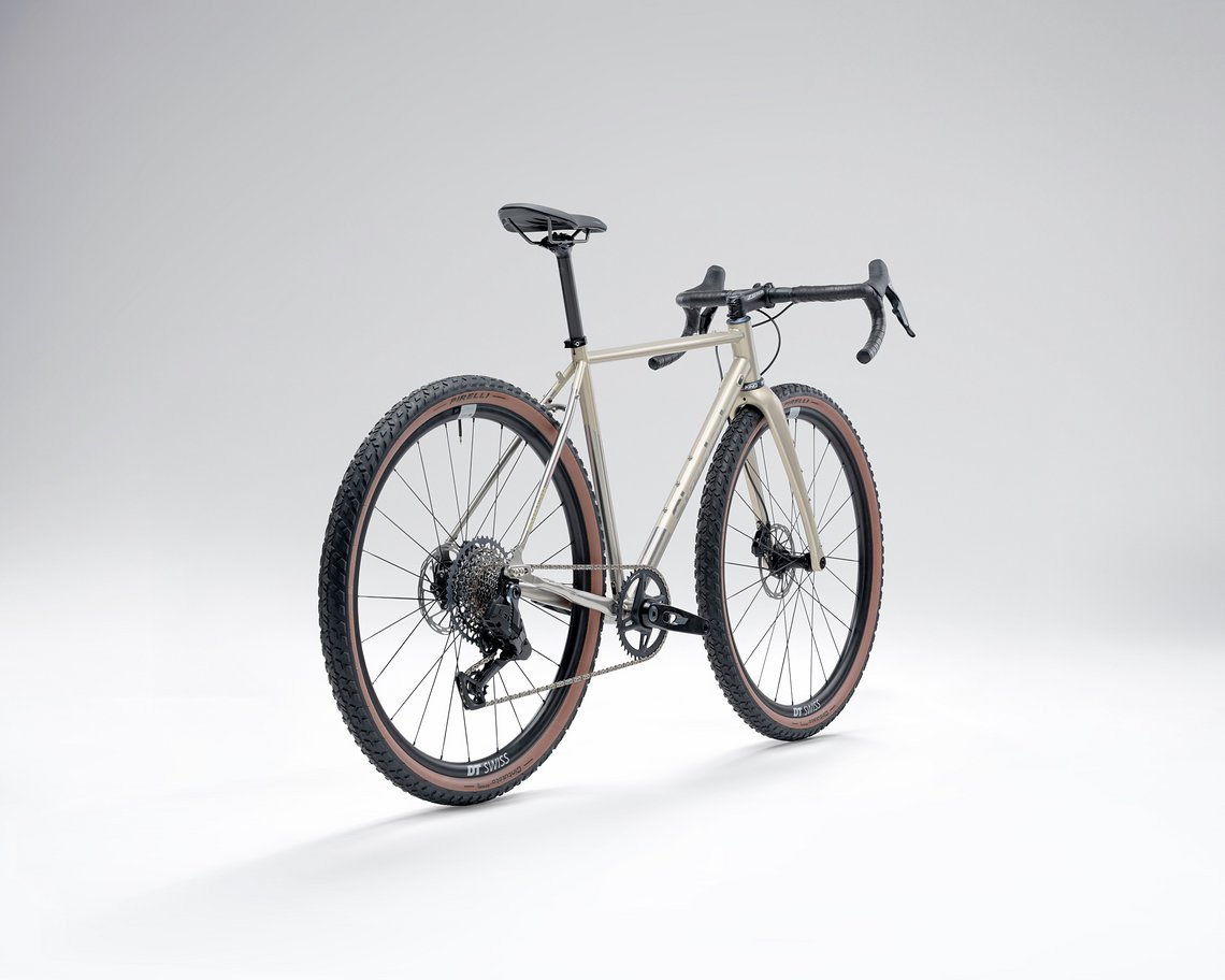 Der Edelstahl-Rahmen soll rostfrei bleiben und wird mit einer Columbus Cross+ Carbongabel kombiniert, bei der Rost ebenfalls unwahrscheinlich ist. Der Edelstahl-Rahmen soll rostfrei bleiben und wird mit einer Columbus Cross+ Carbongabel kombiniert, bei der Rost ebenfalls unwahrscheinlich ist.