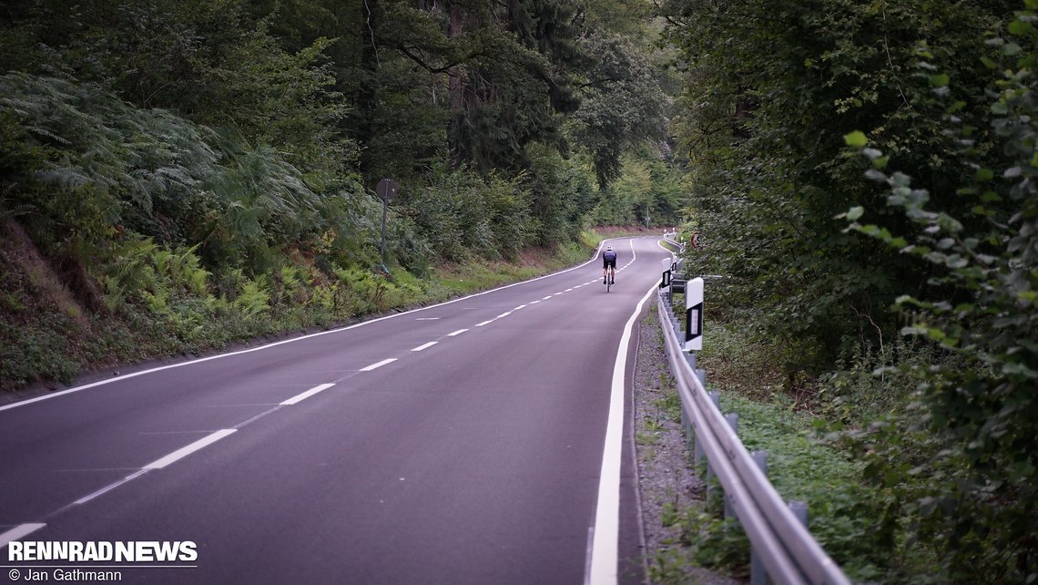 70 km/h erreicht man auf dem Weg nach Glüder schon