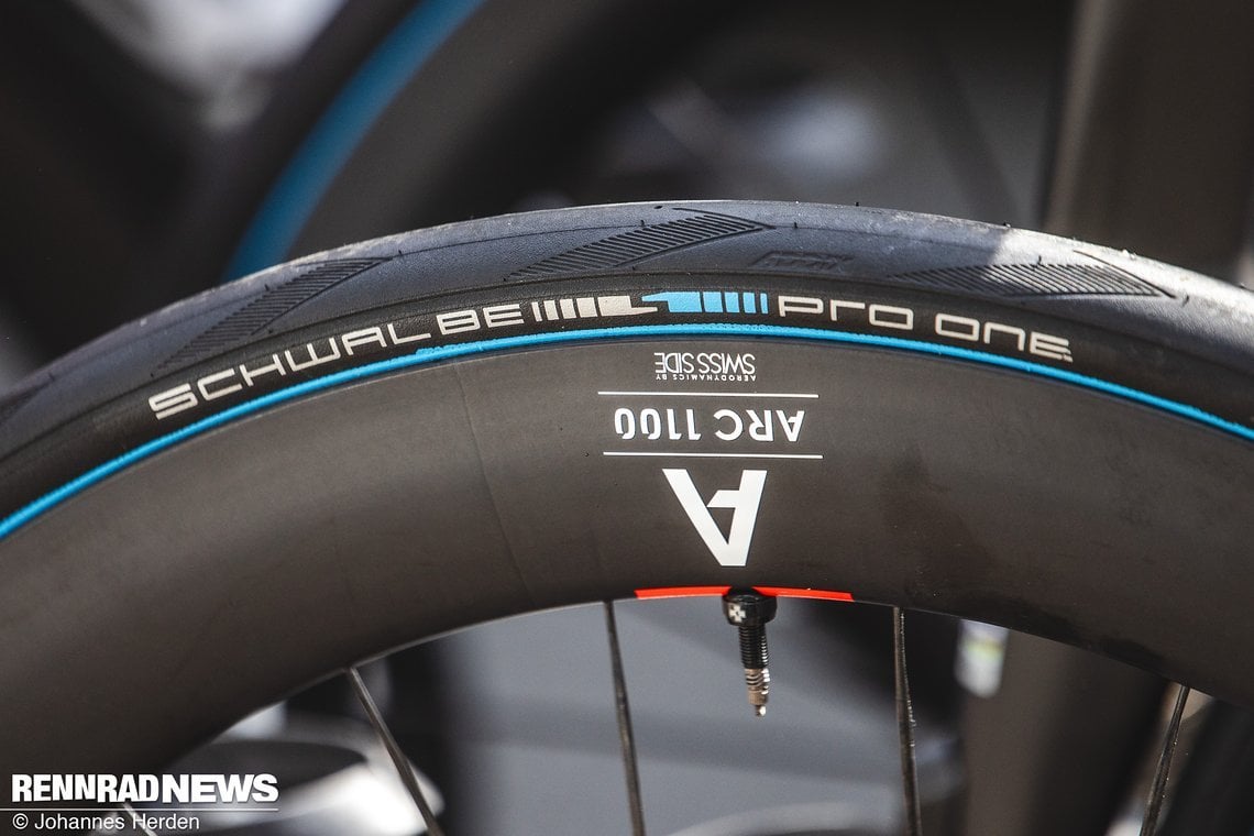 …saßen schon die neuen DT Swiss ARC 1100 Laufräder mit 22 mm Innenweite und Schwalbe Pro-Reifen.
