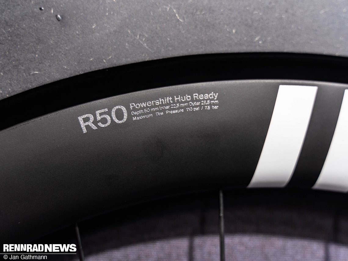 Das R50 besitzt eine 50 mm hohe Felge und ist trotz Aero-Optimierung 1.415 g leicht.