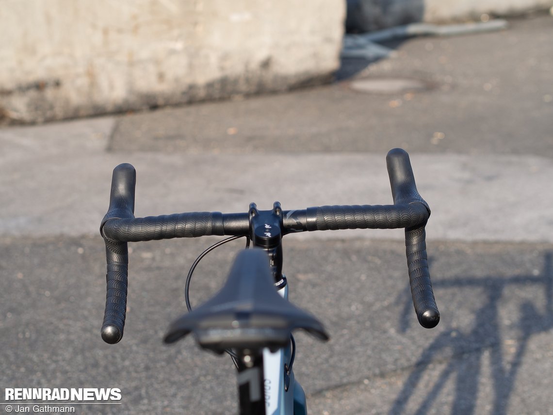 Der Newmen Alu-Lenker bringt einen guten Übergang zu den Shimano Schalt-/Bremshebeln. Er besitzt einen großen Drop.