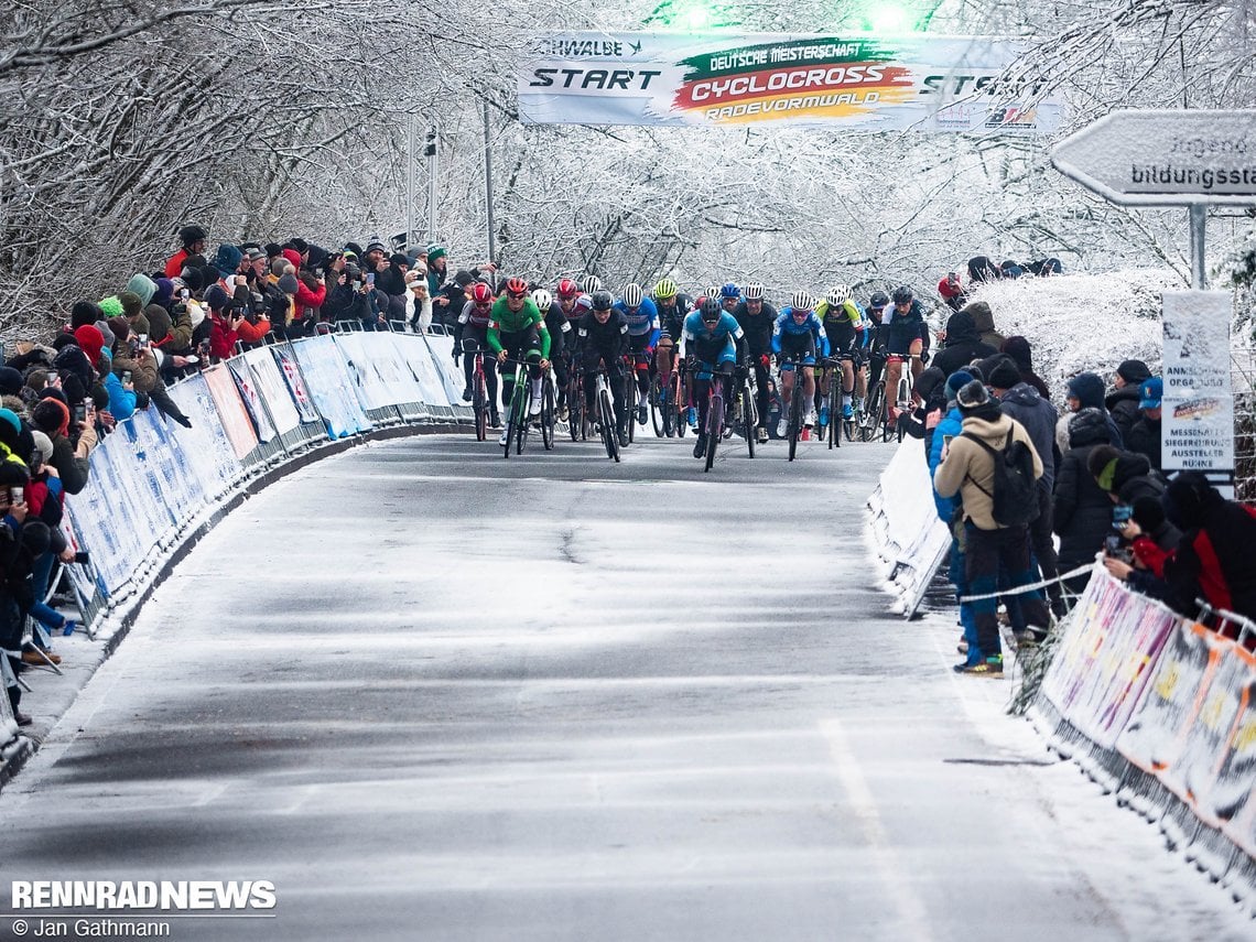 Der Start der Männer Elite brachte zunächst das heimische Team von Radsport Nagel in Blau nach vorne.