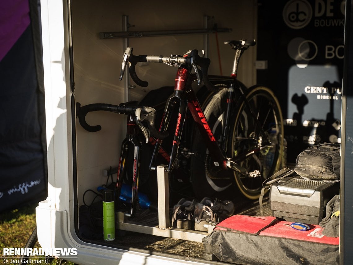 Und so werden die Teambikes platzsparend im Camper transportiert.