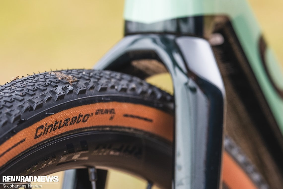 Die Pirelli Cinturato Gravel H Reifen in 40 mm sind für feste Böden optimiert.