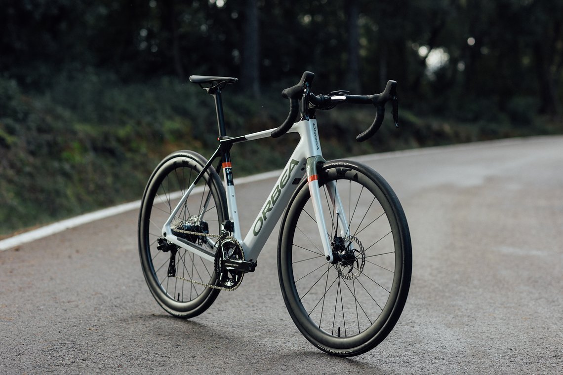 Das Top-Modell M10i kommt mit Dura Ace Di2 und 42 mm hohen Carbon-Felgen