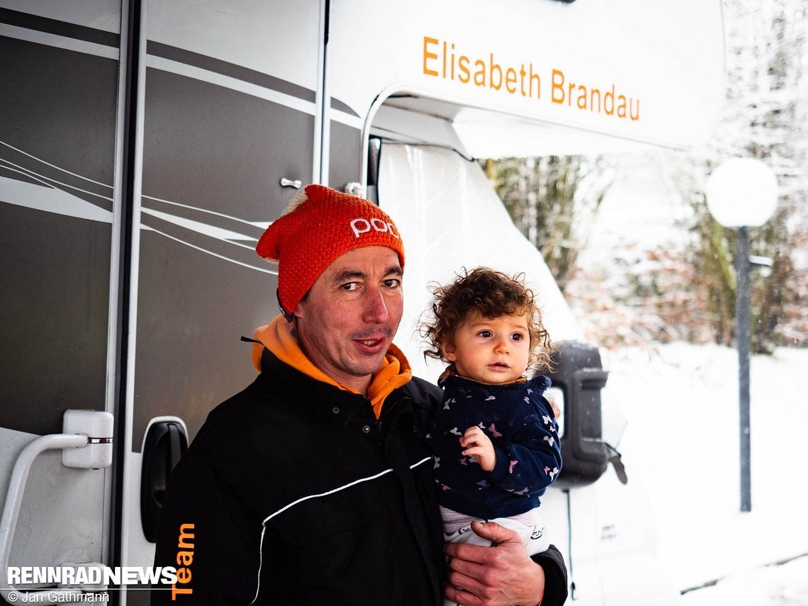 Elisabeth Brandaus Mann Marco kümmert sich um die inzwischen 3 Kinder der Brandaus – und das Material.