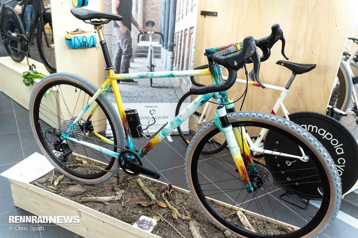 Das Amapola Gravel Bike fiel mit spannender Lackierung von Gabel und Rahmen auf.