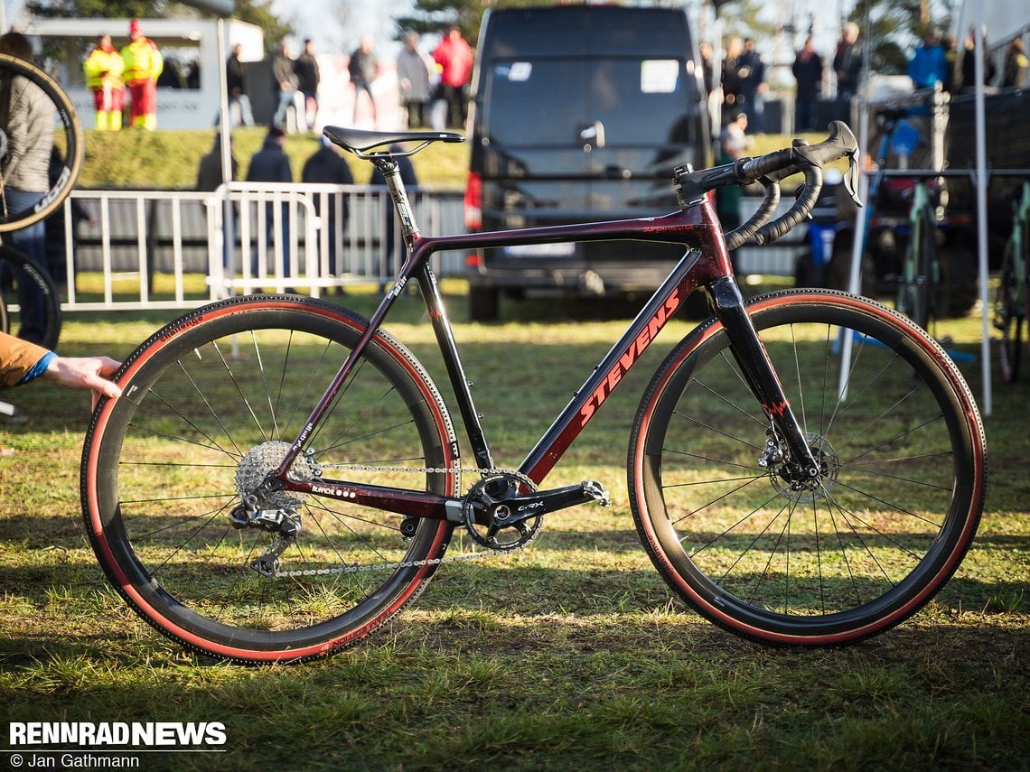 Das Super Prestige von Ellen van Loy schimmert in Werkslackierung Lava Red