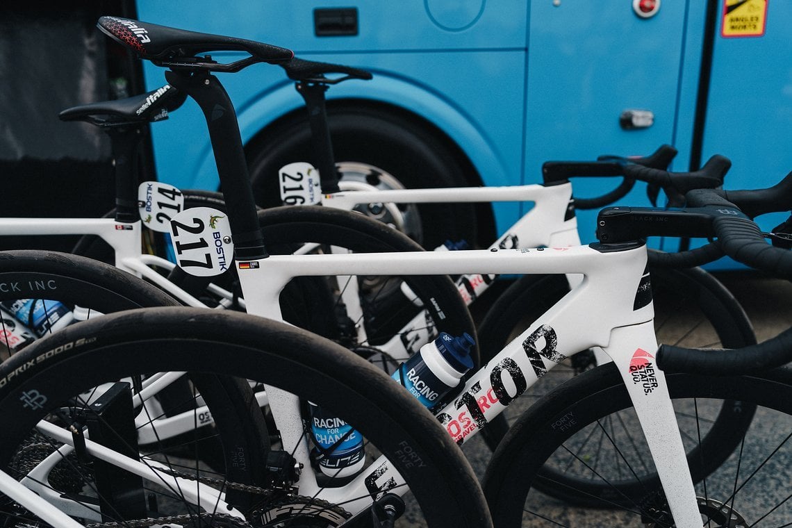 Das Aero-Cockpit ist Serie beim Factor Ostro Gravel Bike.