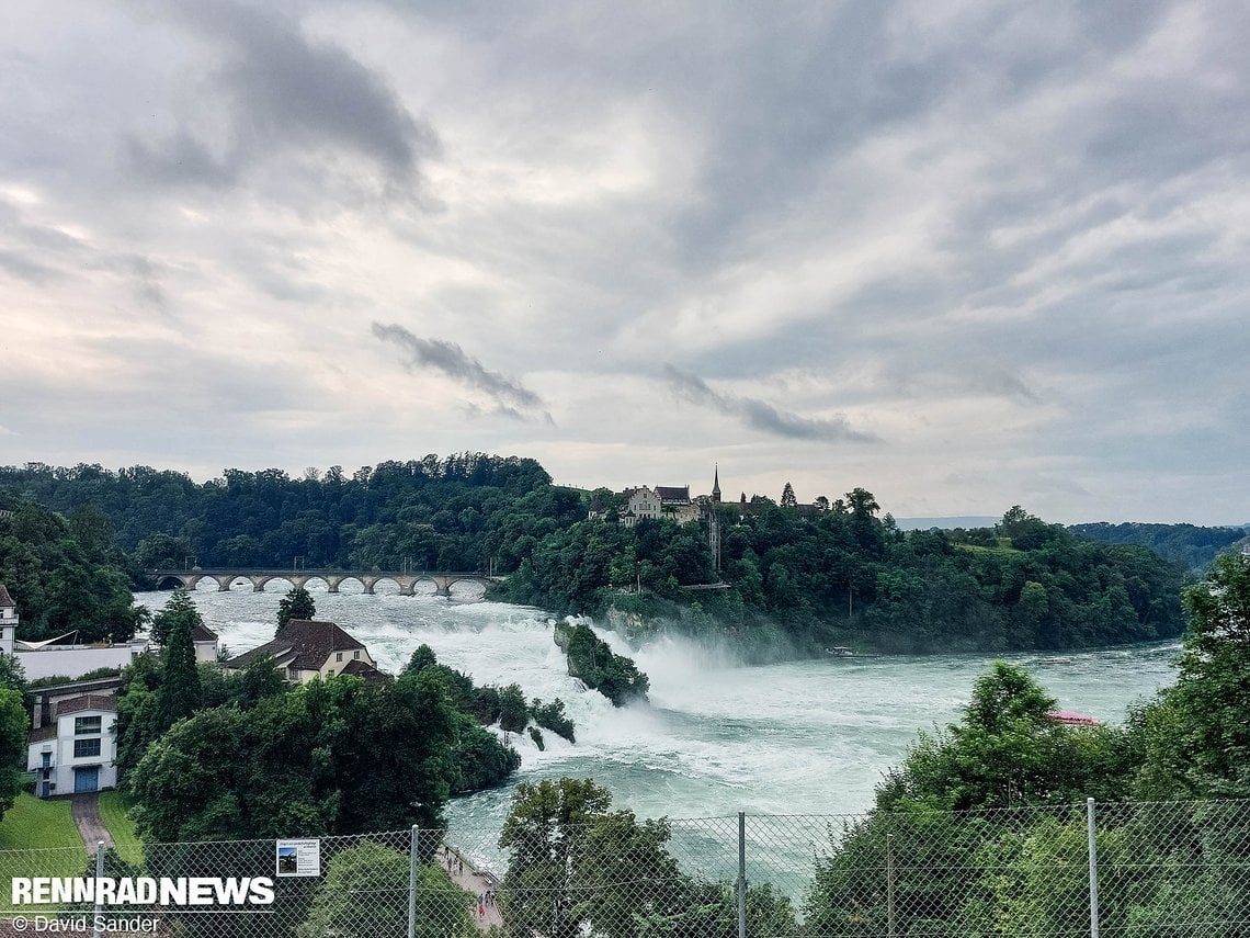 Am regnerischen Erkundungstag, lasse ich mir den Rheinfall nicht entgehen.