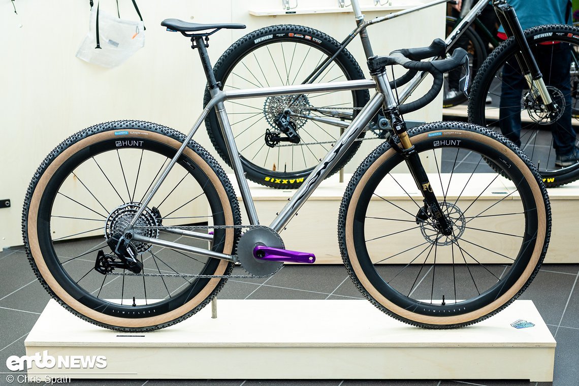 Das Race-Gravel-Bike von Alonukis ist aus Titan geschweißt und wird als Maßrahmen angeboten.