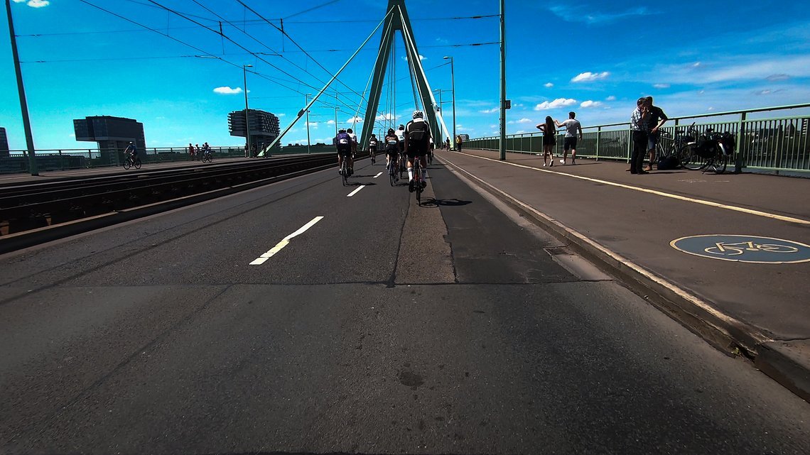 Über die Severinsbrücke Richtung Rheinauhafen