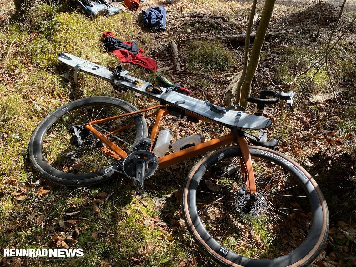 Die Montage der Ski ans Fahrrad gelingt im Liegen am einfachsten