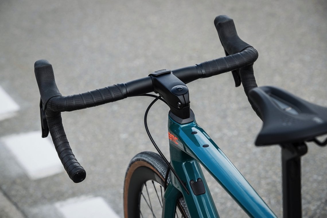 Das BMC Cockpit sorgt für aufgeräumte Zugwege in den Rahmen.