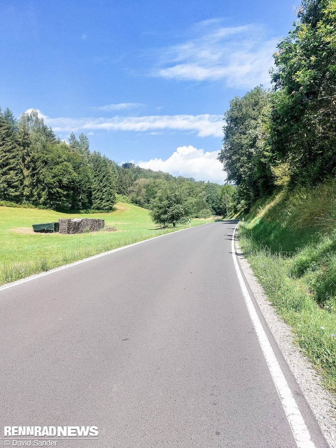 Eine Landstraße bringt mich 500 hm hoch vom Main in den Spessart.