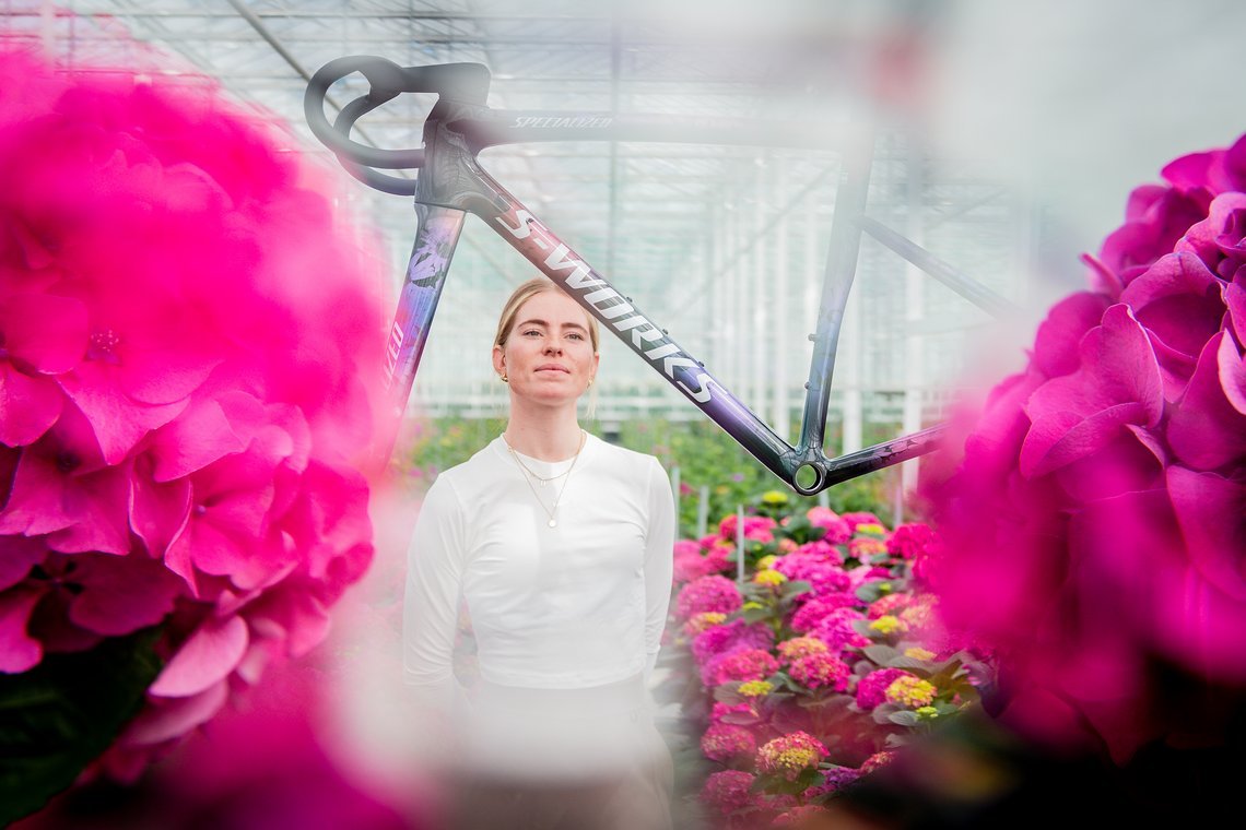 Die Farbwelt mit Purpur‑, Blau‑, Rot‑ und Grüntönen sei angelehnt an Vollerings Zeit in den Gewächs­häusern ihrer Familie.