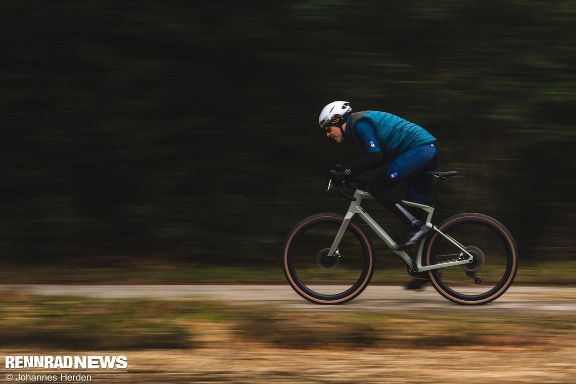 Mit seinem geringen Gewicht und den leichten Aero-Laufrädern macht das BMC Urs One im Antritt Spaß