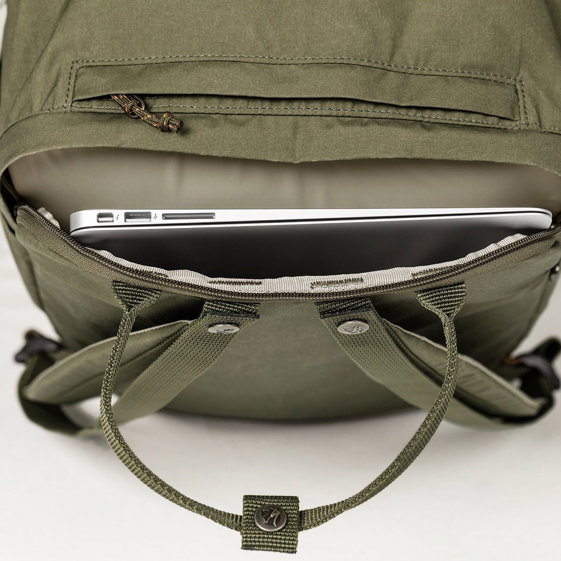 Das Cave Pack mit dem typischen Fjällräven Design besitzt auch ein Laptop-Fach.