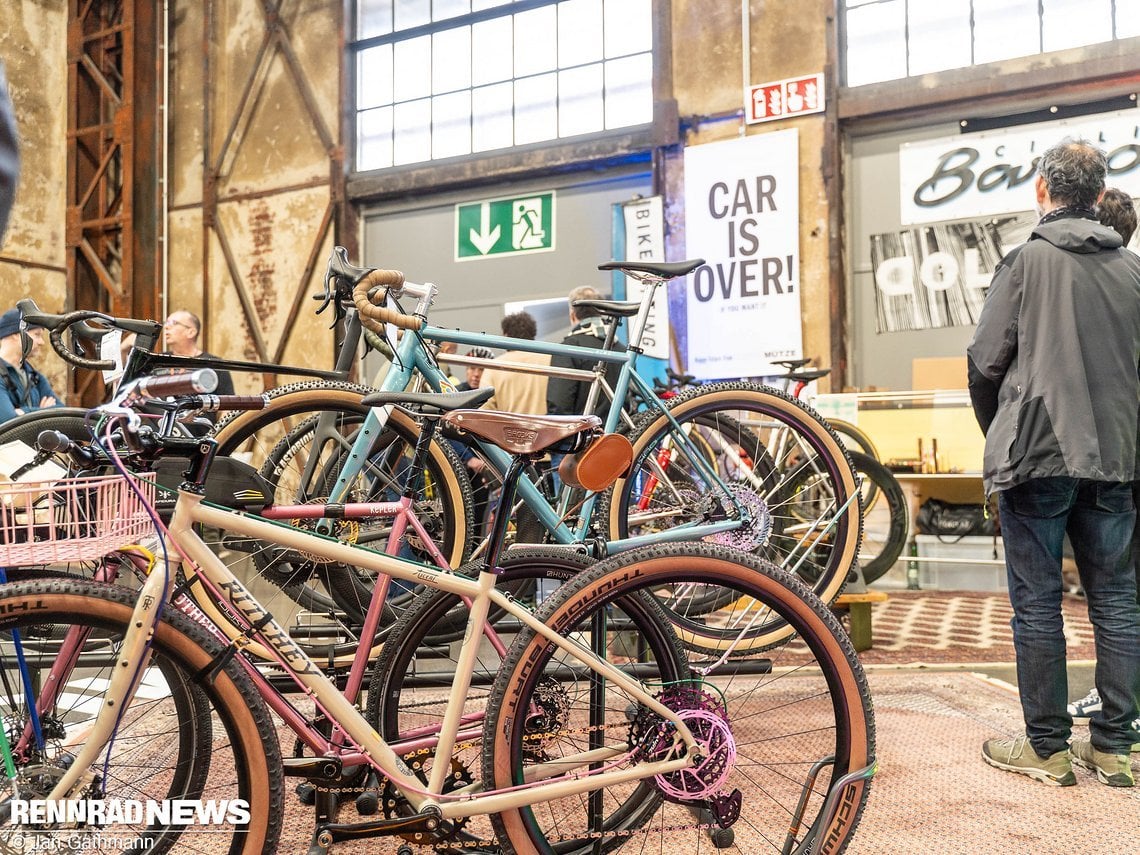 Schicke Mütze feiert das Fahrrad