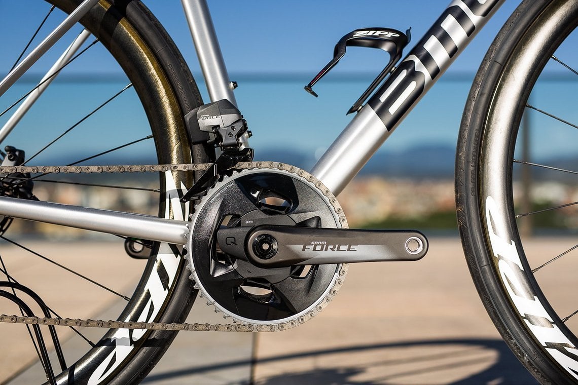 Die neue Force AXS Kurbel hat die Powermeter-Option im Spider – auch bei 2-fach-Kurbeln