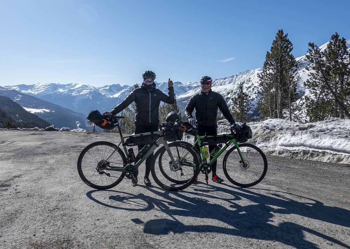 Auf dem Ofenpass auf über 2100 m starten wir unser Abenteuer. Die Bedingungen sind eher passend für eine Skitour, denn es ist richtig kalt.