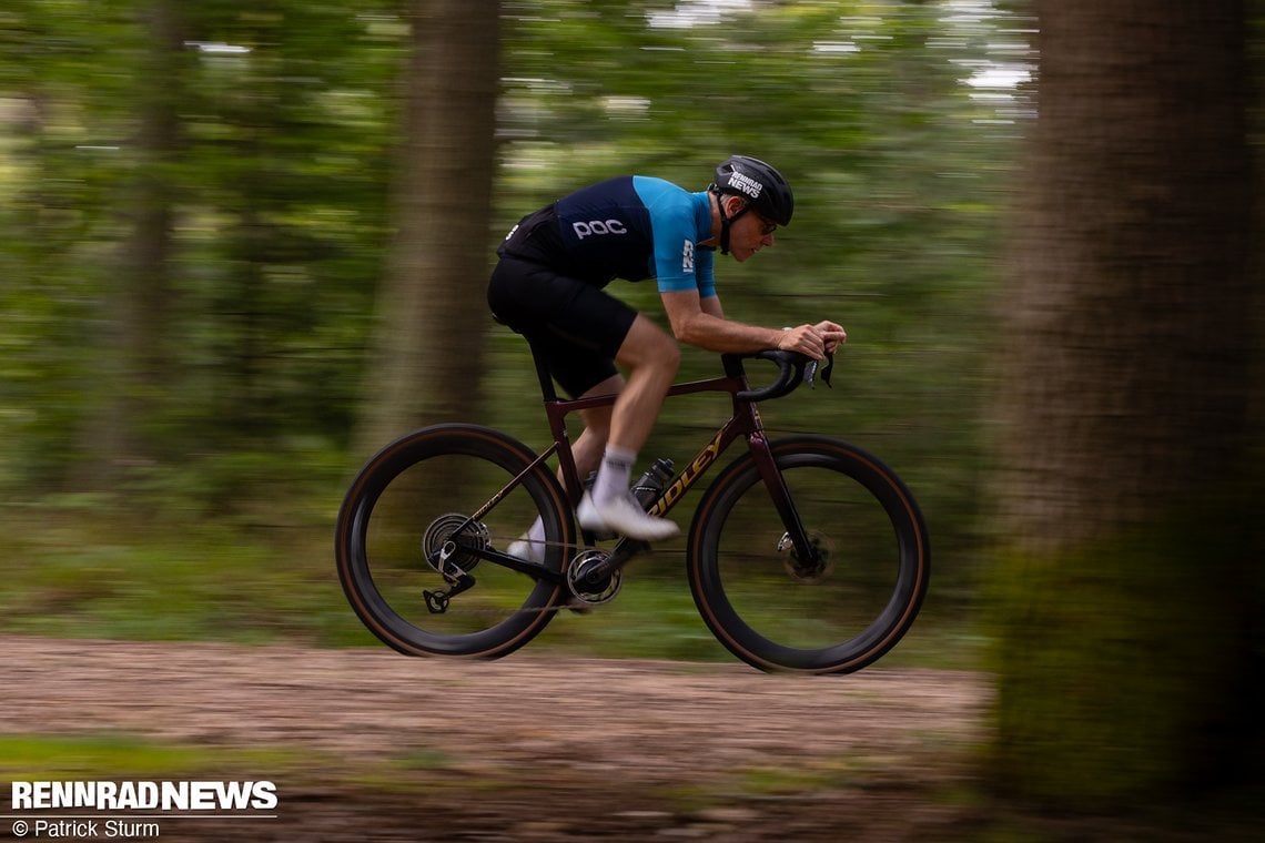 Auf Gravel fühlt man sich mit den neuen Zipp 303 XPLR SW-Laufrädern spürbar beschleunigt.